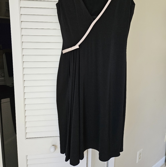 Little black dress with pink satin detail size 6 feels like a 4 to 6 MADE IN USA - Picture 5 of 5